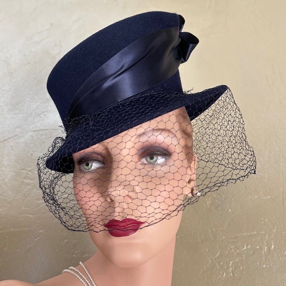 DISTINGUISHED 1940's NAVY TILT FELT HAT - INDENTED CYLINDRICAL CROWN & VEIL - Picture 1 of 13